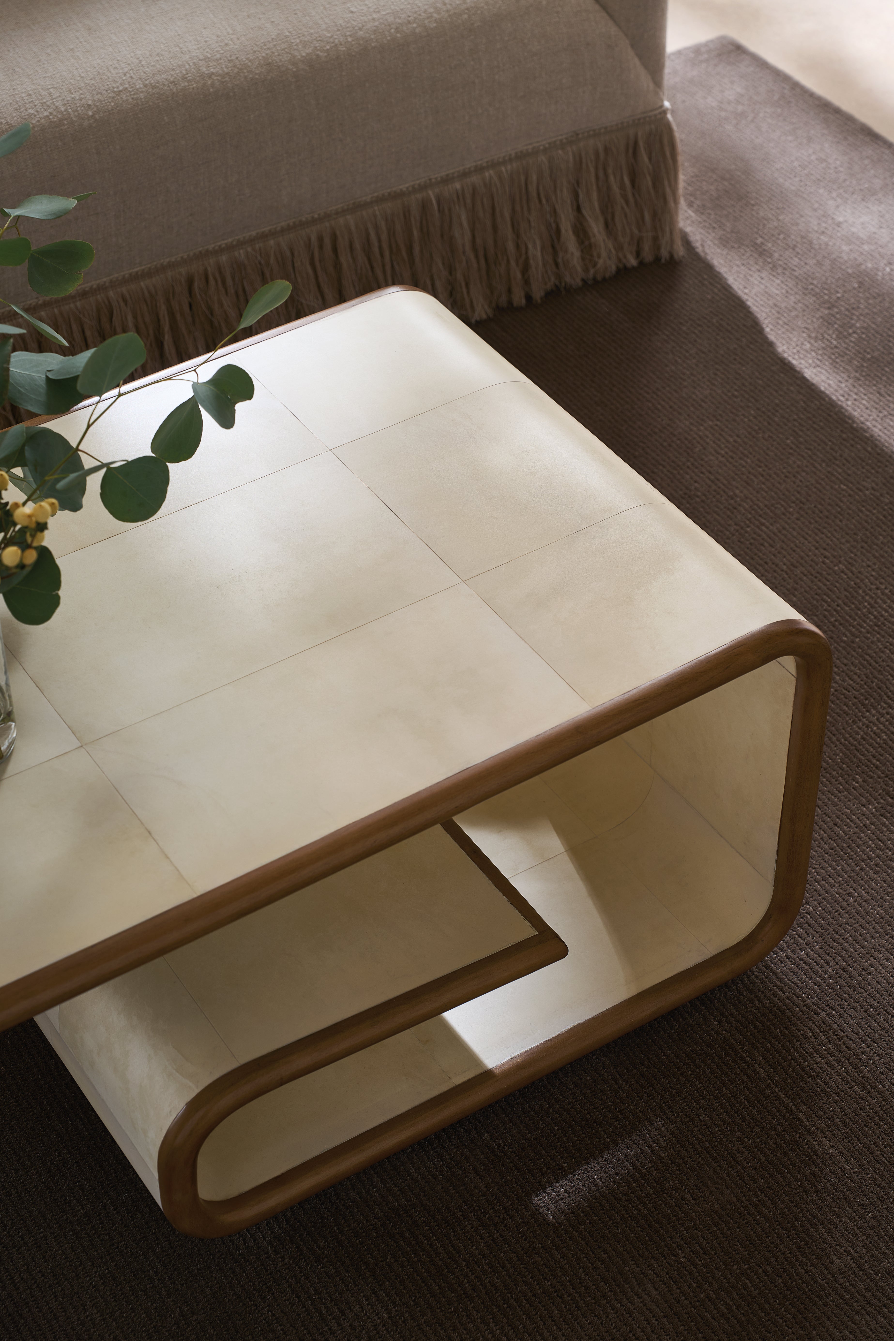 How to Choose a Cocktail Table for a Luxury Living Room