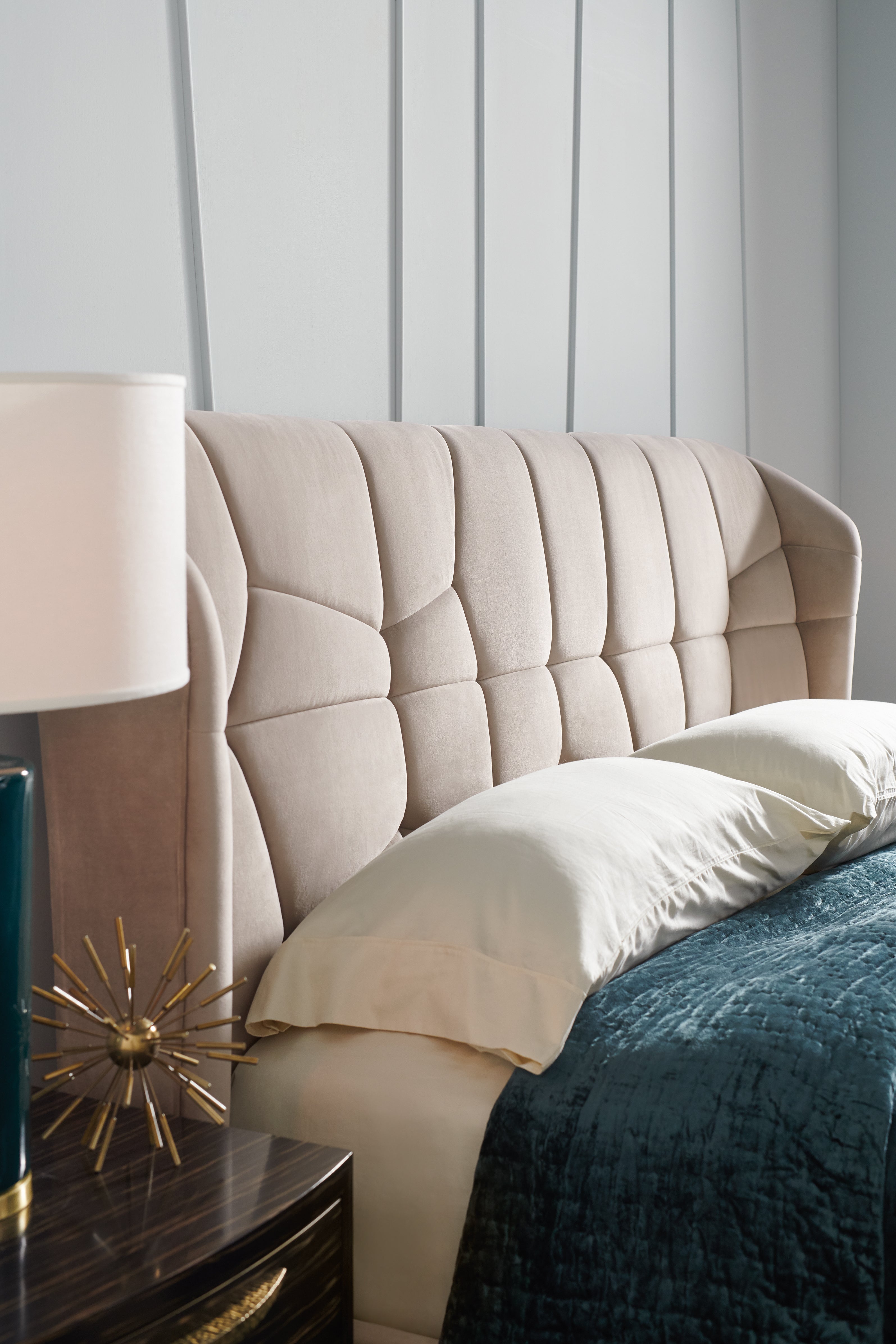 Caracole Vector Uph Bed - Queen