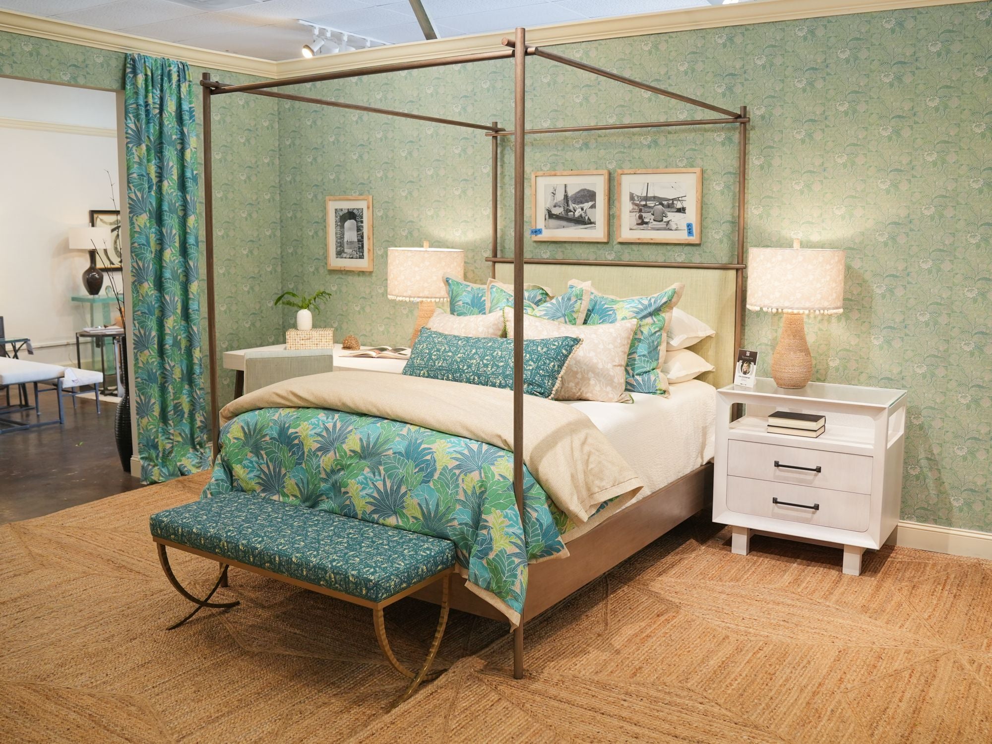 Charleston Forge | Collins Queen Bed - Argento Antico | 9182