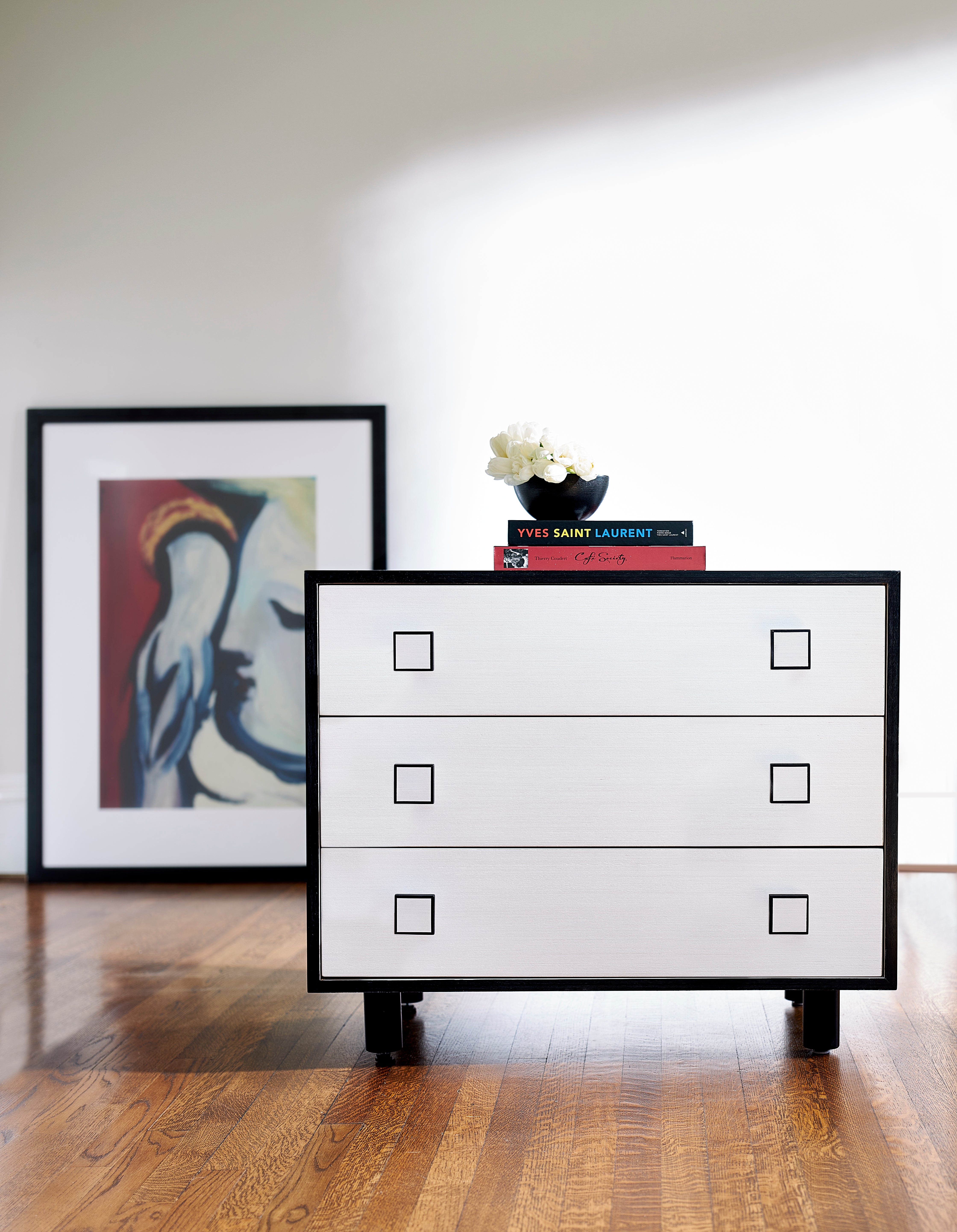 Bernhardt | Bernhardt Silhouette 3-Drawer Nightstand - Eggshell; Onyx | 307230
